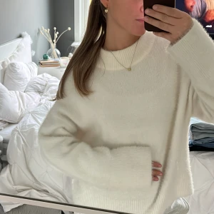 vit stickad tröja  - vit stickad tröja från hm i bra skick. står att det är storlek M men passar både S och M. se defekt på tröjans ärm.