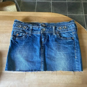 Jätte snygg lågmidjad jeans kjol!! - Skit snygg lågmidjad jeans kjol från esprit!  Köpte second hand men var tyvärr för stor mig mig som brukar ha Xs! Passar mer som en S!💕 Jätte fint skick!!