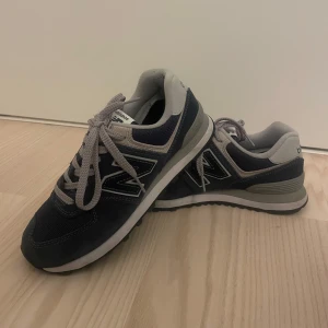 New balance 574  - Mörkblå NB i mycket bra skick då dom inte har använts så mycket.