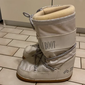 Moon boots - Bra skick de är begagnande men jag har bara använde de en gång