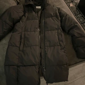 Jacka  - Vinterjacka i svart, lång 