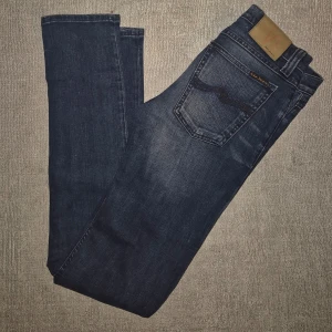 Nudie jeans co - Nyskick. Stuprör. Mörkblå. Low waist. Slim fit.