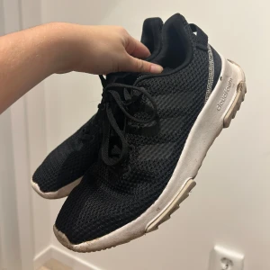 Adidas sneakers  - Svarta sneakers från Adidas. Använda en del vilket syns lite på sulan, men annars inga slitage. De är i storlek 37 1/3