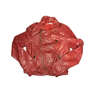 Skinnjacka  - Röd skinnjacka  Utmärkt skick. Använd endast ett fåtal gånger.   Priset kan diskuteras 