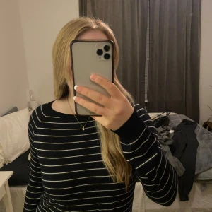 Randig långärmad tröja  - Väldigt fin och bekväm tröja från Zara. Stämmer med storleken, S. Väldigt tunn och skön att ha på sig 😃Används många gånger, köpt för 2 år sen 