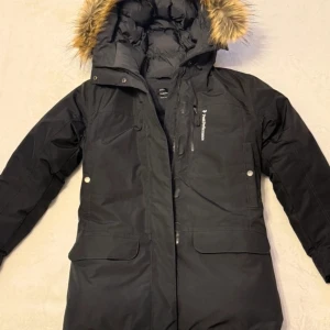 Vinterjacka  - Peka performance jacka i storlek xs. Använd fåtal gånger. Nyskick