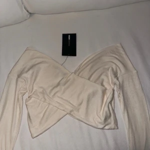 Fashion Nova - Myina Criss Cross Top - Plagget har inga spår av att ha använts.