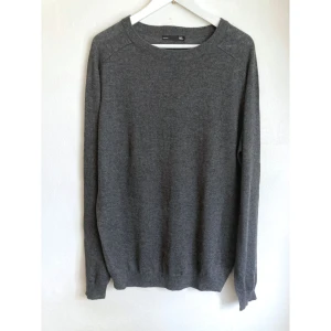 Mörkgrå finstickad tröja merino, L, merinoull, basic, klassik, stilren, långärmad, stickad, ull - Finstickad tröja i merinoblandning, raglanärm. Storlek (EU): L, bröstvidd: 55 cm, längd fram från axeln: 71 cm, ärmlängd mätt från halsen: 83,5 cm.