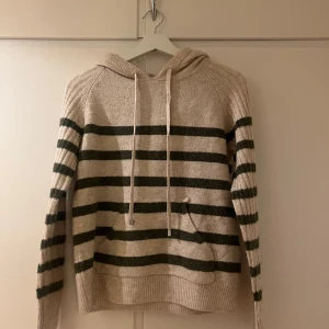 Stickad hoodie  - Stickad hoodie från M&S stlXS🤍Endast använd ett fåtal gånger 