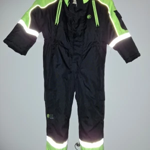 Land & Lake overall vinter - Vinteroverall i storlek 116 som enbart använts ett par ggr. Finns ett par knappt synliga fläckar som jag inte har försökt tvätta bort. Nyskick!