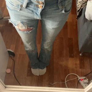 Jeans med hål - Jeans från bershka som jag själv gjort hål i. Hör av dig vid frågor 💖