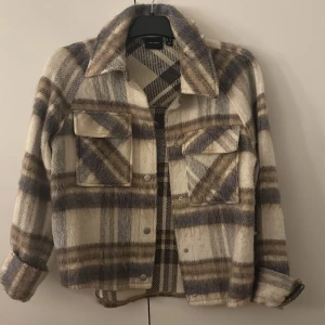 Rutig jacka Xs - Rutig jacka från Vero Moda  Storlek Xs  Använd fåtal gånger 
