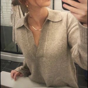 Stickad tröja - Beige stickad tröja som är overize xs men passar s 💓