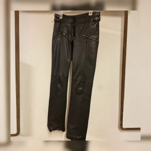 Skinnbyxor - Vintage läderbyxor från OXMO. Låga i midja