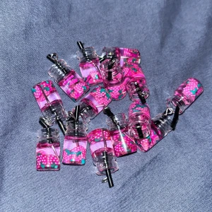 Vindruvas drinkar berlocker - Säljer 14st lila vindruvors drinkar 🍇(berlocker) med ett svart sugrör på toppen. Perfekt att göra sina egna örhängen eller piffa upp sitt halsband eller armband. 