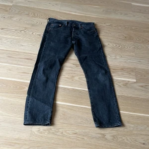Svarta Levis 501 jeans - Säljer ett par klassiska svarta Levis 501 jeans‼️ | storlek W30 L30✅👖| De har en rak passform och är i jättebra skick‼️| Pris kan diskuteras👍