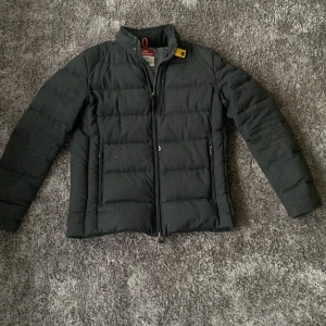 Parajumpers Wool and Down - Jävligt fet parajumpers jacka, bra höst och vinter jacka, finns dock några mindre hål på den som går att sy ihop om man vill det. Annars bra skick, priset är diskuterbart
