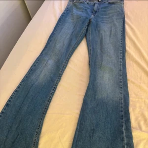 Bootcut jeans  - Bootcut jeans tyvärr för små för mig. 