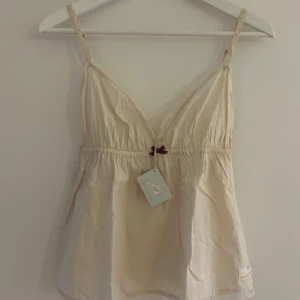 Linne - Odd Molly linne i storlek 0 som motsvarar en XS i creme vit färg. I super bra skick med söta detaljer