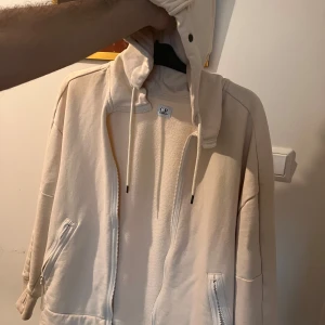 Ny , finns kvitto till den , använt 3-4 gånger bara. - Den är i god form och inte använt så mycket, en cp company kofta/ cardigan  