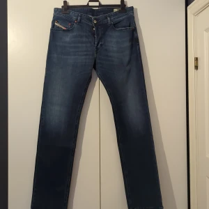 Diesel Jeans - Diesel jeans i nyskick, sparsamt använda, blå denim, W33/ L34. Regular straight. 
