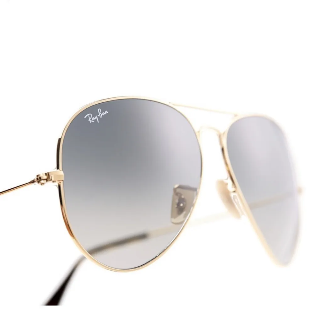 Snygga och klassiska Ray-Ban Aviator solglasögon med guldfärgad metallram och gröna glas. Perfekta för en stilren look året runt. De har en tidlös design som passar både till vardags och fest. Skydda dina ögon med stil!. Accessoarer.