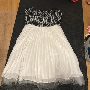 Vit klänning med svart strass strapless  - Vit klänning med svart strass Med bygel