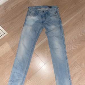 Säljer nu dessa replay jeans som jag inte kan använda nu för att de är för stora, inget fel på dom, 9/10 skick