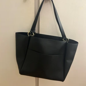 Perfekt väska  - Säljer denna svarta skolväska men som även passar till jobb, rimlig! Får plats med dator, block allt som behövs. Den har även dragkedja vilket är bra som skyddar mot regn och snö men även så inget ramlar ut 