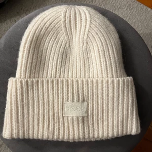 Mössa - Säljer min vit/beigea mössa, använde den förra vintern den är i bra skick🤍
