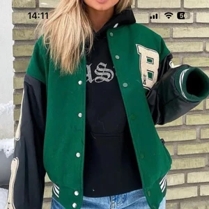 Varsity jacket - Säljer min jacka från aelfric eden, köpt för 1200kr❤️ Den är i nyskick och har inga defekter alls❤️