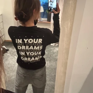 sweatshirt - As cool tröja med tryck på ryggen