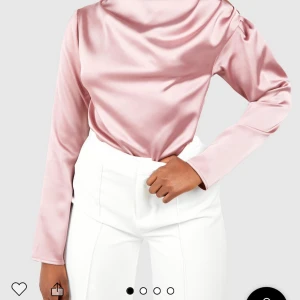 Rosa festtopp - En tröja jag köpte i våras som jag hittade i min garderob och har aldrig använt pga den var inte min typ på modellen men älskar färgen. Kan användas som finare vardaglig topp eller festtopp. Köptes för 398kr + frakt säljs för 150kr + frakt Ser lite olika ut beroende på ljuset och här har ni en bild i ett mörktljus samt ljust för att se skillnaden