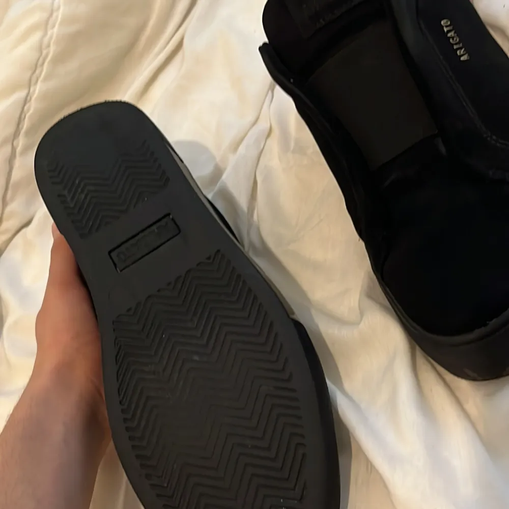 säljer arigatos 360 laceless helt svart storlek 41 säljer dem pga att jag gillar inte dena stilen längre,helt nya inga skador.knappast använda.dem är helt vattentäta också.priset kan diskuteras skriv ifall ni är intresserade 😊. Skor.