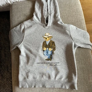 Polo ralph lauren Björn hoodie 🐻 - Snygg hoodie | säljer pågrund av att den är för liten | passar dig mellan 155-163 på ett ungefär | möts upp i Göteborg eller fraktar | skriv för fler funderingar 💭🐻