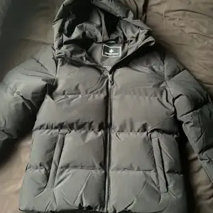 Säljer en helt ny puffer jacka, Orginal pris 1400kr. Säljer den pågrund av storlek. den är i storlek S jätte skönt material  Helt ny tag finns kvar 