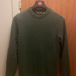 Dobber Grön stickad tröja - Säljer denna snygga stickade tröja i bra skick. Nypris 599, Mitt Pris 149. Perfekt nu till hösten och vintern med sin varma och mysiga känsla. Passar både med skjorta under till vardags och lite finare tillfällen. Ett måste i garderoben för kyliga dagar!