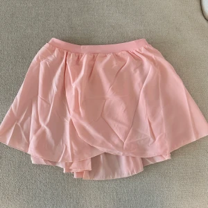 balett kjol - omlottkjol till balett. aldrig använd! köpt på ballerina butiken Svansjön. Helt ny :) passar xs-s