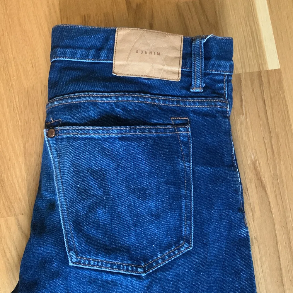 Snygga Marinblå jeans, straight fit, passar W29 L32, jättebra skick/inga skador. Skriv om frågor uppstår!. Jeans & Byxor.