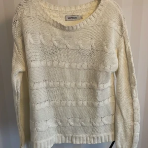 Vit stickad tröja från Size Needle - Mysig vit stickad tröja från Size Needle i storlek L . Den har ett snyggt flätmönster och långa ärmar, perfekt för kyliga dagar. Tröjan är i bra skick och passar både till vardags och lite finare tillfällen. Ett måste i garderoben för höst och vinter! 🍂❄️storleken känns mer som en m