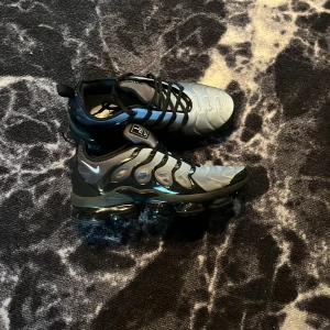 Air vapormax plus - Riktigt snygga skor som jag köpte i Prag på Nike affär, använt 1 gång. Köpte för 3000 men säljer för 1400 kr