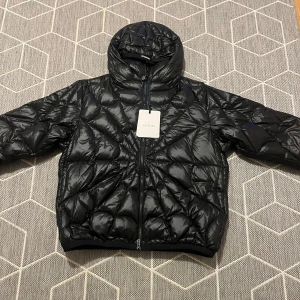 Moncler Jacka  - Säljer denna unika jacka som jag köpte för ett tag sen. Den har inte kommit till någon använding alls då den är för stor. Jackan är i extremt bra skick och har absolut inte skador alls! Hör av dig vid fler frågor😁 (Pris kan diskuteras)