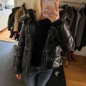 Calvin Klein jacka - Säljer den här as snygga vinterjackan från Calvin Klein. Har haft den i två år men använder inte den längre. Köpt på Plick. Några små defekter men inget som syns. Skulle säga att den snarare passar en XS än en S. 💗