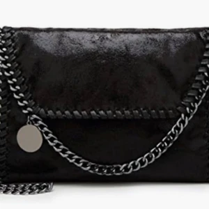 Svart väska med kedja  - Svart väska med kedja, säljer pågrund av att den inte kommer till användning, köpte för 300 säljer 150