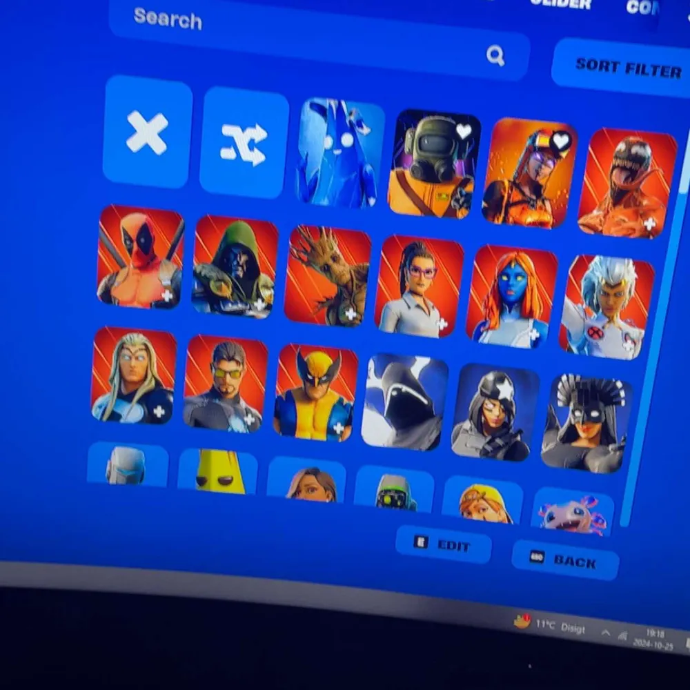 Säljer ett fortnite og konto med runt 250+ skins som innehåller exklusiva Twitch prime skins med mycket mer . Övrigt.