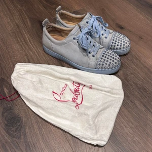 Christian Louboutin Skor - Väldigt sällsynta ljusblåa loubs i nyskick, storlek 42,5 passar 43-43,5. Kommer med en extra nit och dustbag. Nypris 9500kr mitt pris 3800kr, men tar emot rimliga bud! Över 70 refs finns från nöjda kunder, bara att skriva vid frågor eller funderingar