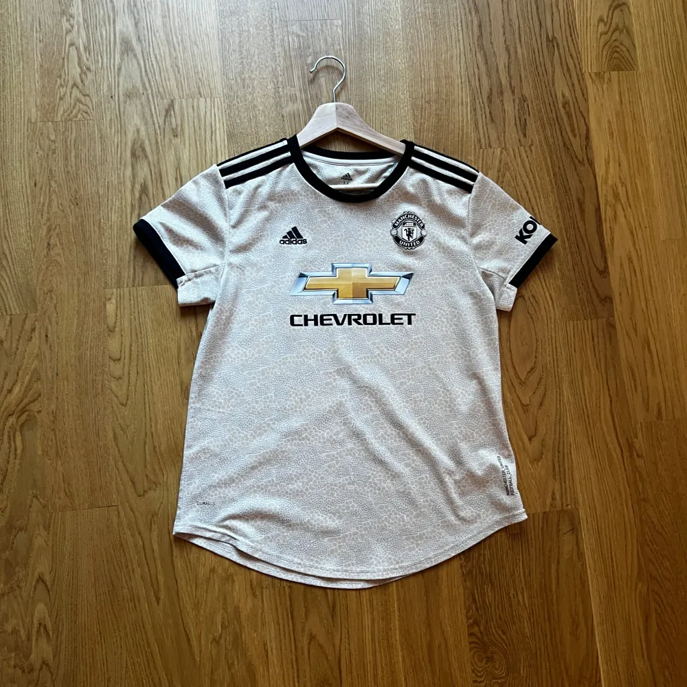 Snygg Manchester United tröja från 19/20 tror jag till damer🙌otroligt snygg, råkade köpa dam storlek istället för herr så måste tyvärr sälja den.  Nypris: 600kr. T-shirts.