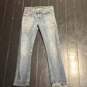 Nudie jeans i storlek 26 w och 34 L så ett par ganska små jeans. Extremt snygg tvätt och i bra skick.