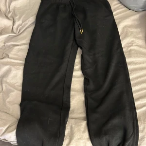 Svarta mjukisbyxor - Svarta mjukisbyxor i storlek 36! Inga skador!🖤