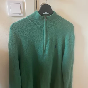 Ralph Lauren zip (M) - Säljer en fin grön Ralph Lauren ziptröja i storlek M. Tröjan är i mycket fint skick. 